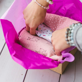 Minkštas rausvas muslino audinys kūdikiams – 100 % OEKO-TEX medvilnė, kvėpuojanti dviguba marlė su baltais taškeliais