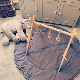 MINICAMP pilkas grindų kilimėlis vaikams su pomponais