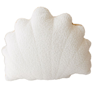 MINICAMP Ecru Boucle Seashell pagalvėlė su elegantiška auksine apdaila