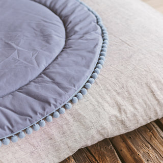 MINICAMP pilkas grindų kilimėlis vaikams su pomponais