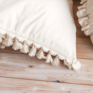 MINICAMP dekoratyvinė pagalvėlė su kutų dekoru Ecru