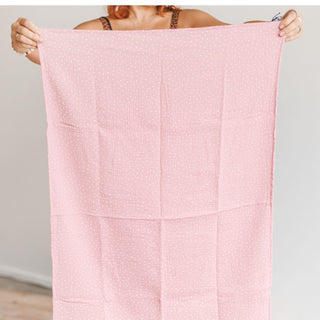 Minkštas rausvas muslino audinys kūdikiams – 100 % OEKO-TEX medvilnė, kvėpuojanti dviguba marlė su baltais taškeliais