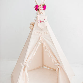 Asmeninė vardinė reklamjuostė, skirta Teepee - individualizuota medvilninė vėliavėlė | Raudona