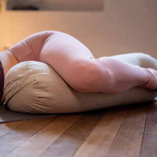 MINICAMP Yoga Bolster meditacinė pagalvėlė iš 100% lino dulkėtos rožinės spalvos
