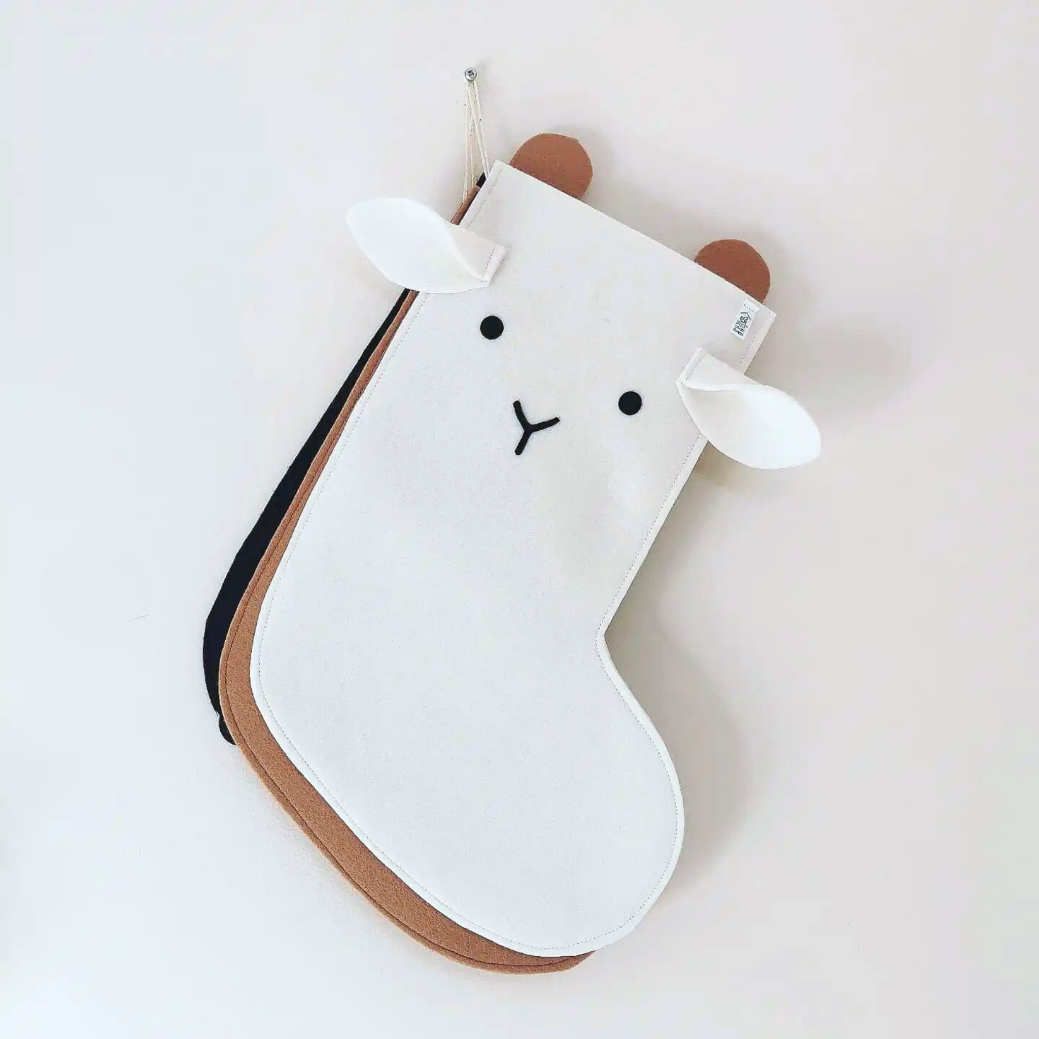 Minimalistinio dizaino Kalėdinė dovanų kojinė | balta avytė