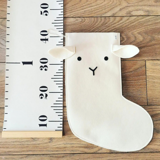Minimalistinio dizaino Kalėdinė dovanų kojinė | balta avytė