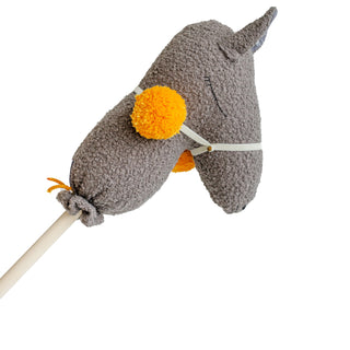MINICAMP rankų darbo Lama Alpaca Hobby Horse Stick žaislas iš Boucle pilkos spalvos