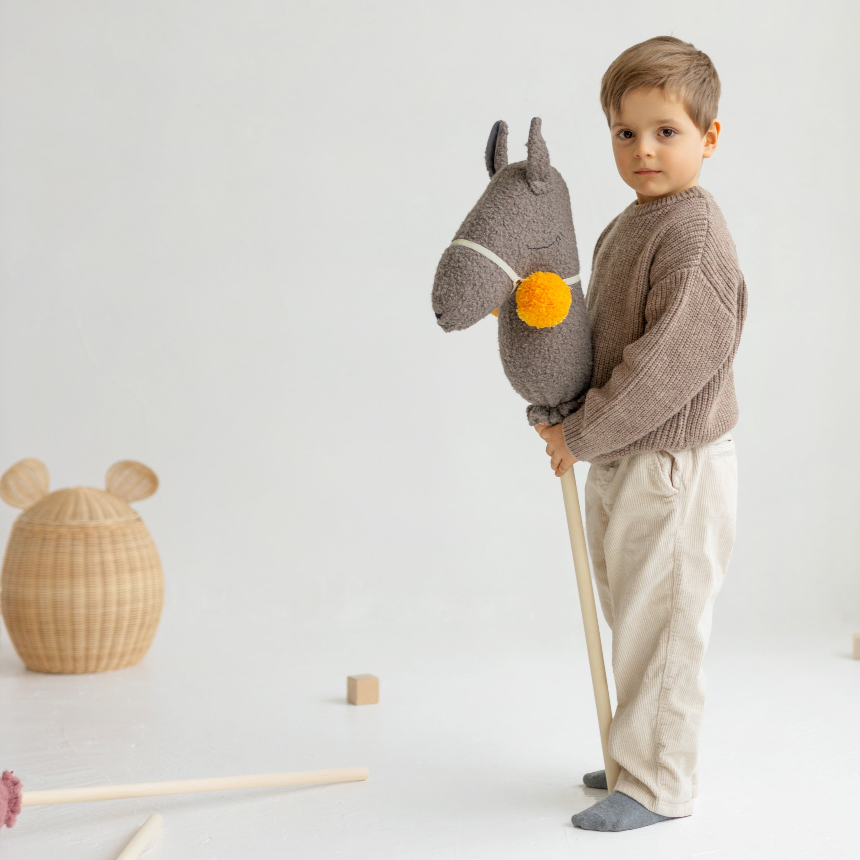 MINICAMP rankų darbo Lama Alpaca Hobby Horse Stick žaislas iš Boucle pilkos spalvos