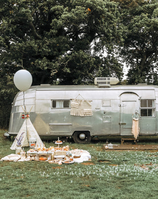 MINICAMP boho palapinė gimtadienio fotosesijoje lauke