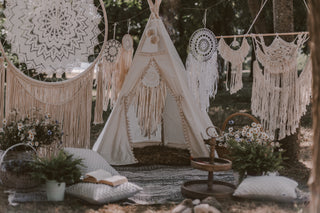 MINICAMP palapine tipis boho stiliaus fotosesijoje gamtoje tarp sapnu gaudykliu