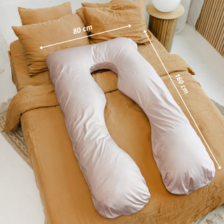 U formos viso kūno pagalvė ant lovos su pažymėtais matmenimis